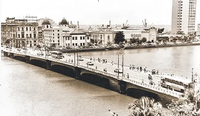 Ponte Maurcio de Nassau foi criada para suprir o abastecimento do Bairro do Recife (DIOGENES MONTENEGRO/ ARQUIVO DP)