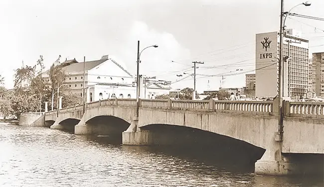 Ponte Duarte Coelho foi construda em 1868 para dar suporte ao transporte ferrovirio (ARQUIVO DP)