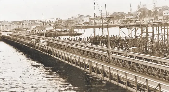 Ponte Giratria deixou de girar por falta de uso e mudou de formato em maro de 1971 (ARQUIVO DP)