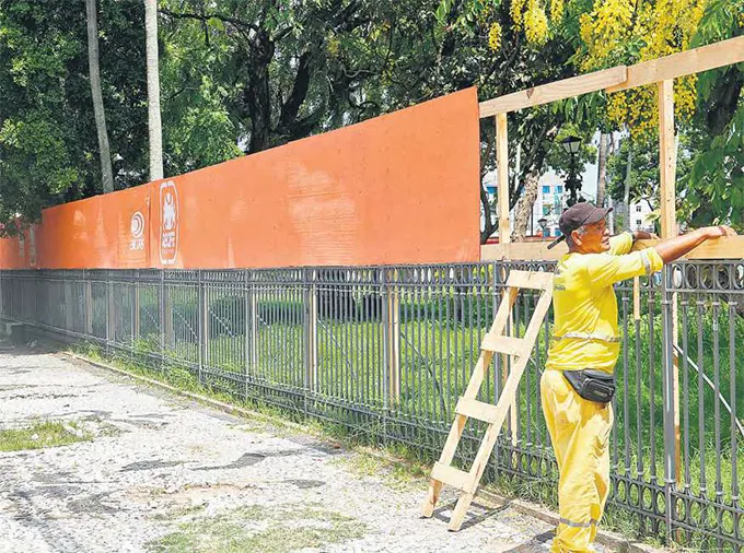 A colocao de tapumes por parte da Emlurb j foi iniciada nos locais de maior foco (MARINA TORRES/DP FOTO)