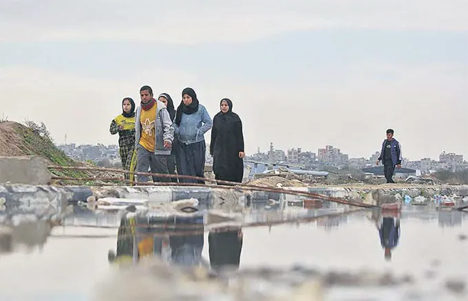 Com o cessar-fogo, palestinos tentam retornar s suas casas aps o trauma da guerra (EYAD BABA/AFP)