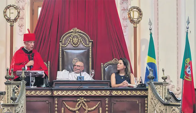 A outorga do ttulo reuniu o reitor da Universidade e tambm a governadora de PE (RAFAEL VIEIRA/DP FOTO)
