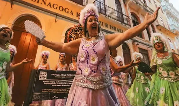 As flores nos vestidos so marca registrada do bloco, criado para moas da alta sociedade (TARCISO AUGUSTO/ARQUIVO DP)