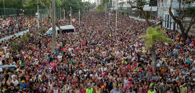 Folies compareceram em peso e a Rua da Aurora se consolida como polo da festa (RAFAEL VIEIRA/DP FOTO)