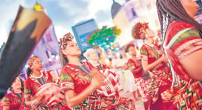 O Marco Zero recebeu as naes de maracatus para dar o incio oficial  festa (FRANCISCO SILVA/DP FOTO)