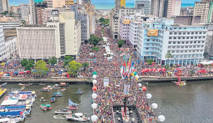 O Galo da Madrugada comea o desfile s 9h. Por isso, o folio que quer curtir toda a festa precisa chegar cedo (RAFAEL VIEIRA/DP FOTO)