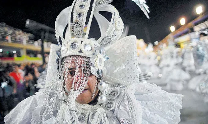 Orixs sero reverenciados durante o desfile da Imperatriz Leopoldinense (MAURO PIMENTEL/AFP)