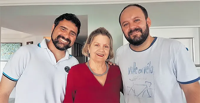 Leonardo (D) com Carlos Gilberto e Maria Zuleide: "um luto que nunca passou" (ACERVO PESSOAL)