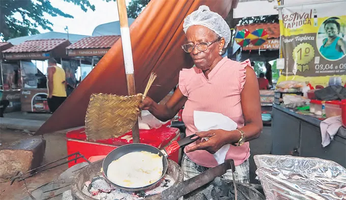 Zeinha fala com orgulho do seu ofcio de tapioqueira (PRISCILLA MELO/DP FOTO)