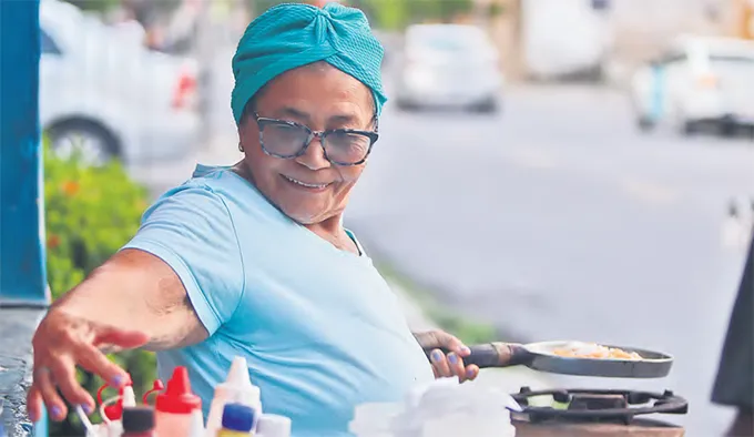 Maria da Conceio tambm fala com orgulho do seu ofcio de tapioqueira (PRISCILLA MELO/DP FOTO)