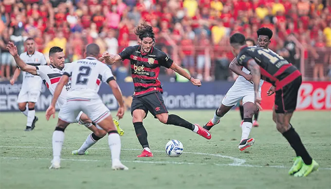Leo venceu na Ilha por 2 a 0 e abriu vantagem sobre rival (RAFAEL VIEIRA/DP FOTO)
