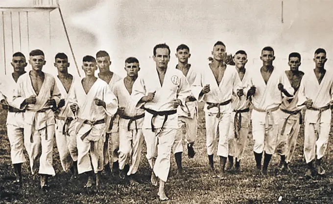 Professor Digenes Moraes liderando um treinamento com os fuzileiros navais (ARQUIVO PESSOAL)