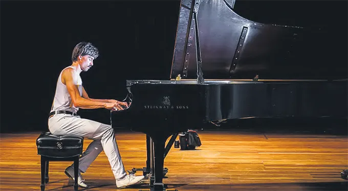 Bruno Hrabovsky se apresentar ao piano pela quinta vez na capital pernambucana (DANIEL CASTELLANO)