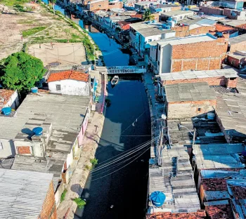 A comunidade Caranguejo Tabaiares  um exemplo da precariedade do sistema (FRANCISCO SILVA/DP FOTO)