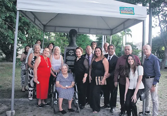 Busto de Demcrito recebeu uma nova placa em sua homenagem nos jardins da FDR (RUAN PABLO/DP FOTO)