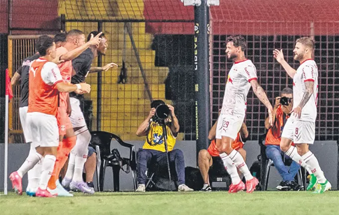 Bragantino comemora o gol da vitria diante do Sport. Tcnico Pepa v presso aumentar (RAFAEL VIEIRA/DP FOTO)