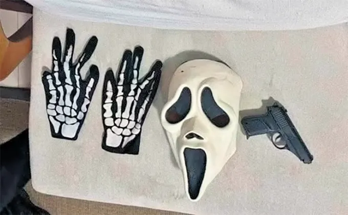 Mscara, luvas e arma de brinquedo foram encontradas na casa de outro adolescente (REPRODUO/INTERNET)