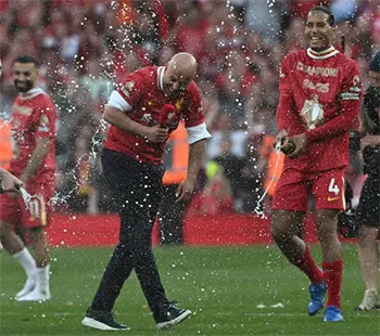 Reds golearam o Tottenham por 5 a 1, ontem, em casa (PAUL ELLISAFP)