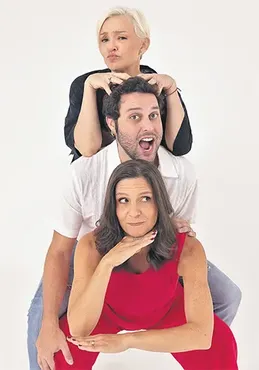 Jlia Lemmertz, Pedroca Monteiro e Georgiana Ges estrearam o espetculo em 2019 (VICTOR HUGO CECCATO/DIVULGAO)