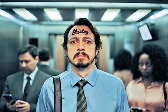 Primeiro filme mostra personagem chegando ao trabalho com uma tatuagem recente (ESPORTES DA SORTE)