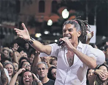 No repertrio, ele inclui prolas como Odara, de Caetano (DIVULGAO)