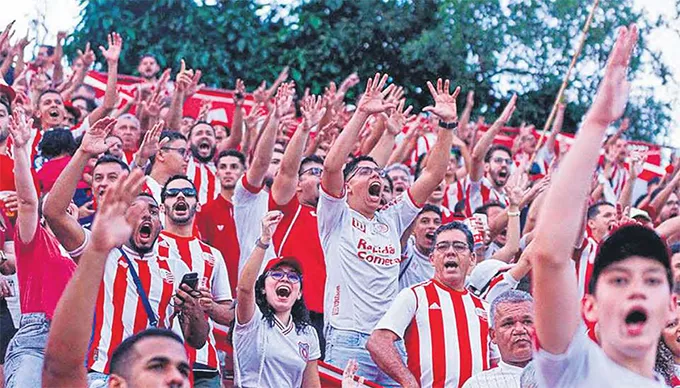 Torcida alvirrubra espera comemorar trs pontos em casa (GABRIEL FRANA/NUTICO)