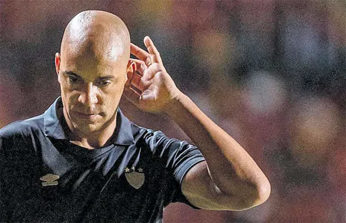 Tcnico portugus Pepa est na berlinda e uma derrota no Rio pode ser o fim da linha (RAFAEL VIEIRA/DP FOTO)