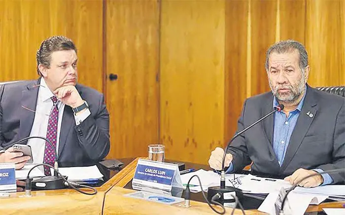 Wolney Queiroz ( esquerda) assume posto aps exonerao de Carlos Lupi ( direita) (AGNCIA GOV)