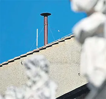 Instalao do objeto foi realizada pelos bombeiros (GABRIEL BOUYS/AFP)