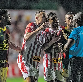 Paulo Srgio foi expulso no duelo contra o Brusque (RAFAEL VIEIRA/DP)