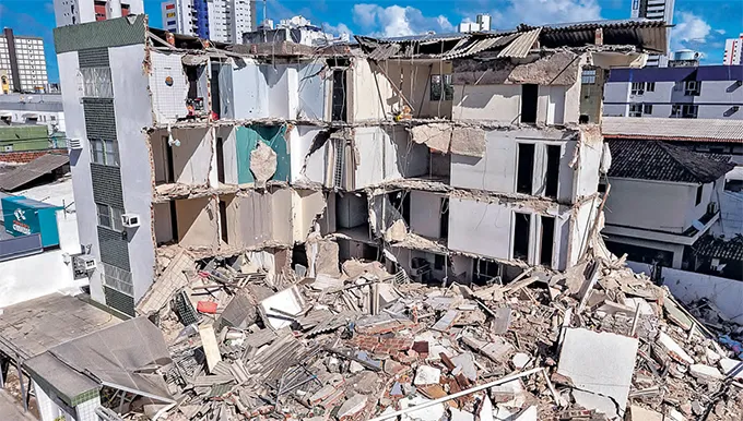 Parte do prdio que caiu na manh de ontem, menos de 48 horas depois de ter sido totalmente esvaziado (RAFAEL VIEIRA/DP FOTO)