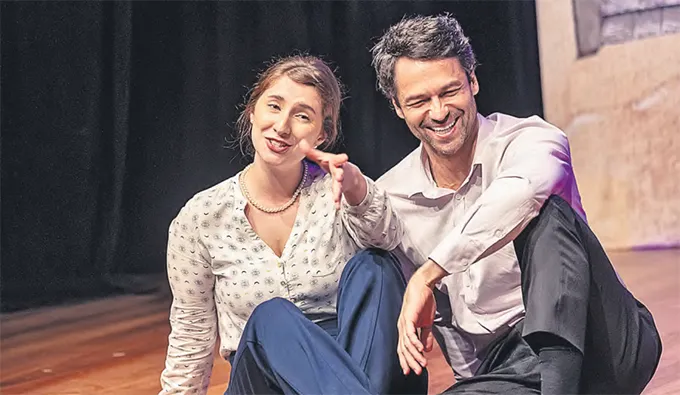 Ao lado de Priscilla Dieminger, Daniel Satti vive Marco Polo, que estuda a mente de Jesus (FLVIO MORET/DIVULGAO)