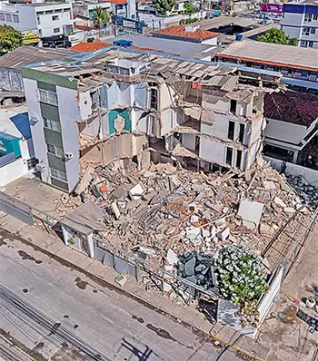 O prdio desabou parcialmente, causando novos riscos (RAFAEL VIEIRA/DP FOTO)