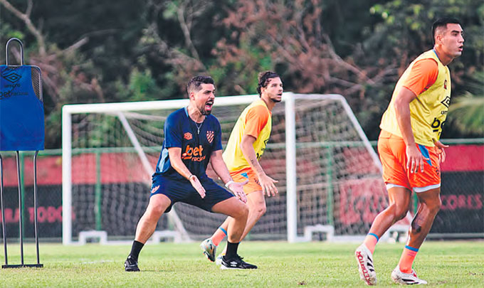 Oliveira esteve  frente no treino na ltima sexta e deve comandar o time domingo (PAULO PAIVA/SCR)
