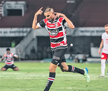 Galhardo marcou os dois gols do Santa Cruz e saiu ovacionado pelo torcida tricolor no Arruda (EVELYN VICTORIA/SCFC)
