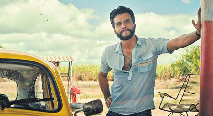 O ator Wagner Moura cruzar o tapete vermelho do festival no prximo domingo, dia 18 (PEDRO FERRER
Completando cinco anos
de carreira em 2025, trs
deles como reprter de
cultura e crtico de cinema no
Diario, o jornalista Andr Guerra
vai realizar um de seus grandes
sonhos profissionais. A partir
desta tera, ele marcar presena
na 78 edio do Festival
de Cannes, que inclui na competio
principal o aguardado longa
pernambucano O Agente Secreto,
dirigido por Kleber Mendona
Filho e que traz no elenco Wagner
Moura, Maria Fernanda Cndido,
Gabriel Leone, Hermila Guedes
e Udo Kier. A projeo acontece
no prximo domingo, dia 18.
Formado em Jornalismo pela
Unicap e crtico de cinema filiado
 Associao Brasileira de
Crticos de Cinema (Abraccine),
alm de mestrando do Programa
de Ps-Graduao da UFPE
e pesquisador de cinema brasileiro
de terror, Andr j realizou
vrias coberturas de festivais
pelo pas, como Cine PE,
Festival de Gramado, Cine Cear,
Mostra de Tiradentes, Mostra
de So Paulo e Olhar de Cinema.
Diario marcar
presena no
Festival de Cannes
Em sua 78 edio, a mostra contar com a estreia
mundial de %u2018O Agente Secreto%u2019, novo longa de fico
do diretor pernambucano Kleber Mendona Filho
VICTOR JUC/DIVULGAO)