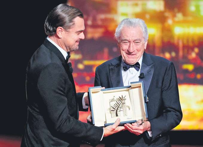Leonardo DiCaprio entrega Palma de Ouro ao ator Robert De Niro (Sameer Al-Doumy/AFP)