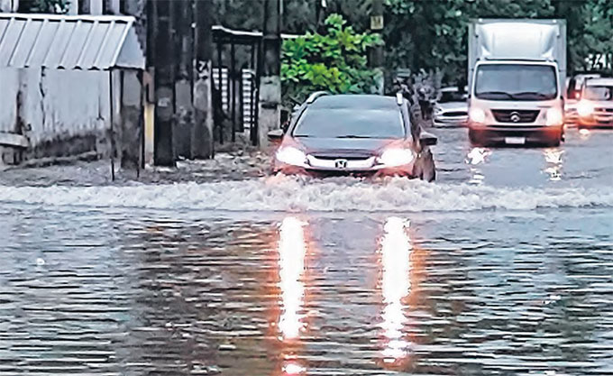 Motoristas tiveram que enfrentar alagamentos e muitos congestionamentos nas ruas (RAFAEL VIEIRA/DP FOTO)