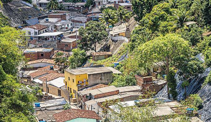 Nas reas de morro, manter gua nas tubulaes agrava o risco de deslizamento (DIVULGAO/COMPESA)