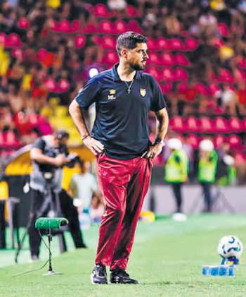 Antnio Oliveira testou esquema com trs zagueiros (PAULO PAIVA/SPORT RECIFE)