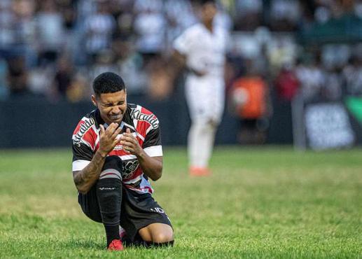 Thiaguinho marcou o segundo gol e se emocionou (RAFAEL VIEIRA/DP FOTO)