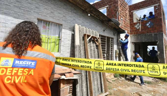 As equipes da Defesa Civil do Recife atuaram para evitar que novas tragdias ocorram (Hlia Scheppa/PCR)