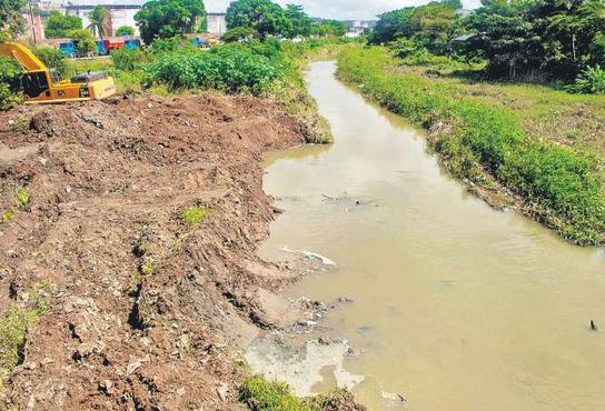 A limpeza est ocorrendo em trs pontos crticos do Beberibe na cidade de Olinda (NIVALDO FRAN/DP FOTO)