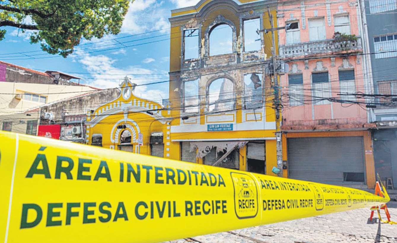 A Defesa Civil do Recife mantm interditados 13 estabelecimentos comerciais no local (RAFAEL VIEIRA/DP FOTO)