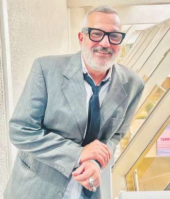 Em Cannes, o diretor Lrio Ferreira posa com exclusividade para Giro aps seu filme "Para Vigo me voy" ser ovacionado (Andr Guerra/DP)