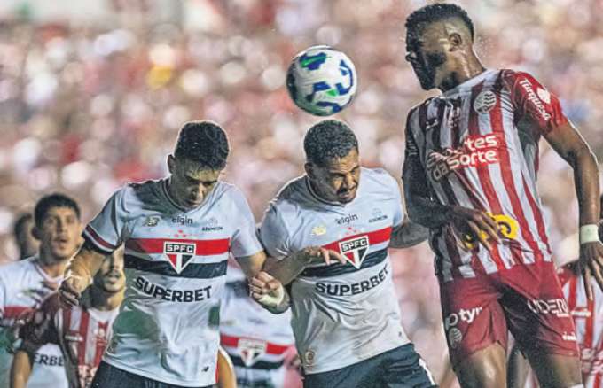 Alvirrubros se superaram, mas no conseguiram premiar a festa da torcida (RAFAEL VIEIRA/DP FOTO)