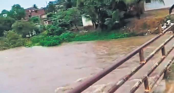 O Rio Jaboato foi um dos que atingiu a cota de alerta e tem risco de transbordar e agravar os riscos dos moradores (REPRODUO/REDES SOCIAIS)