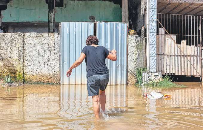 Para tentar sair ou entrar em casa, Givanise Vieira ainda enfrenta vrios alagamentos (RAFAEL VIEIRA/DP FOTO)