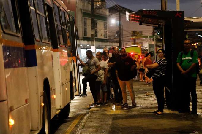 At mesmo esperar a chegada do nibus na parada cheia no deixa os usurios mais tranquilos no perodo noturno (MARINA TORRES/DP FOTO)