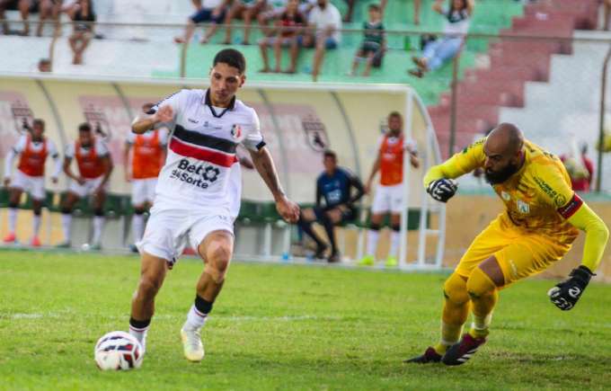 Geovany fez o gol da vitria do Santa Cruz contra o Sousa no estdio Marizo (PB) (MARCEL LISBOA/DIVULGAO)